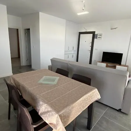 3br Comfortable House With Garden In شقة *