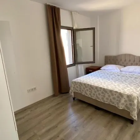 3br Comfortable House With Garden In شقة *